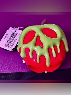 Disney Villains Evil Queen Glow In The Dark Poison Apple Pocketbac Holder